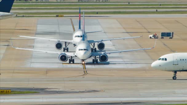 Genel Markasız Jet Uçaklar Güneşli Bir Günde Terminal Kapısı Nda — Stok video
