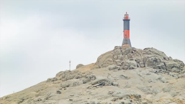 Salaverry Peru Lighthouse Close Een Zanderige Bergtop Aan Stille Oceaan — Stockvideo