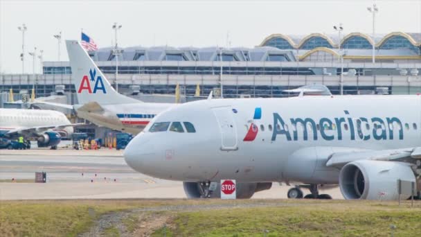 American Airlines Jet Waiting Heat Taxiway Aeroporto Nacional Ronald Reagan — Vídeo de Stock