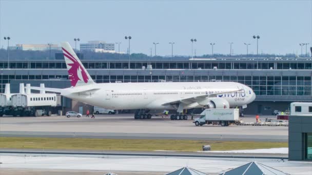 Qatar Airways Boeing 777 300 Parkerad Airport Gate Washington Dulles — Stockvideo