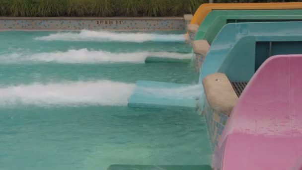 Orang Orang Meluncur Turun Dari Empat Inflatable Water Tube Slide — Stok Video