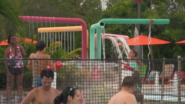 Pessoas Desfrutando Área Jogos Para Crianças Com Recursos Hídricos Parque — Vídeo de Stock