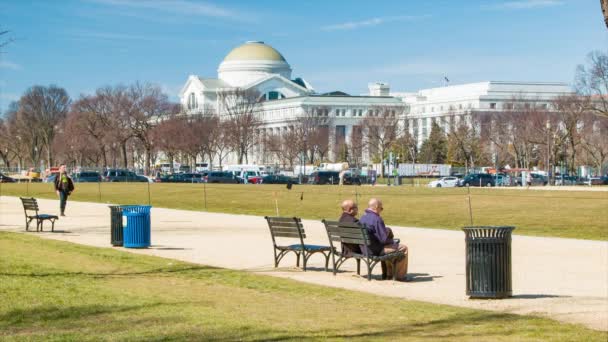 人们享受华盛顿国家购物中心与史密森国家自然历史博物馆的背景 — 图库视频影像