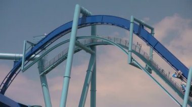 Manta Uçan Rollercoaster Chain Lift kadar going ve Aşağı Orlando Seaworld Adventure Park, Florida İlk Damla.