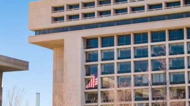 Ofisler ve Amerikan Bayrağı Sallayarak Washington Dc Abd'de Ulusal Ulaşım Güvenliği Kurulu Binası Dış Close-up