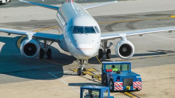 美国鹰航空工业公司175客机在华盛顿特区里根国家机场从登机口拉回 — 图库视频影像
