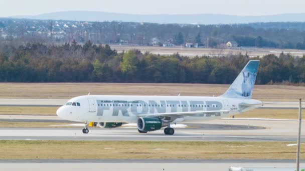 Frontier Airlines A320 Commercial Jet Airliner Taxiing Washington Aeroporto Internacional — Vídeo de Stock