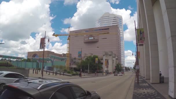 ヒューストンテキサスシアターディストリクトシティストリートシーンと建物と通過車 — ストック動画