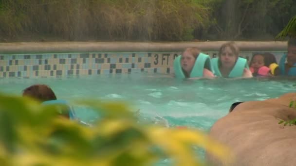 Oigenkännliga Gäster Orlando Aquatica Vatten Park Simma Snabb Strömmande Flodpool — Stockvideo