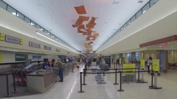 New Orleans International Airport Airlines Incheckningsdiskar Terminalbyggnad Interiör Med Resenärer — Stockvideo