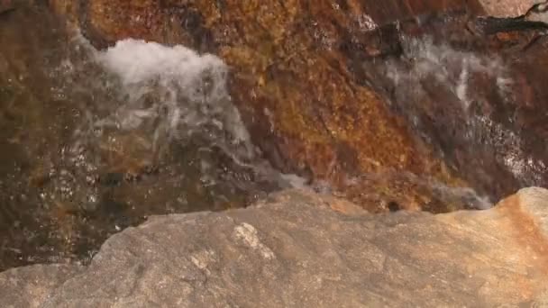 Een Close Van Rivier Water Loopt Natuursteen Het Kerkhof Velden — Stockvideo