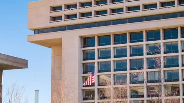ワシントンDcusaの国家運輸安全委員会ビルの外側クローズアップオフィスとアメリカ国旗を振る — ストック動画