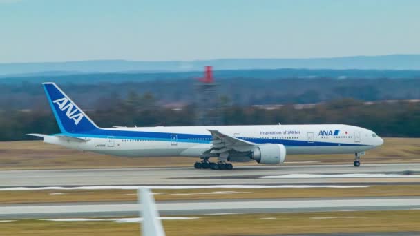 Alla Nippon Airways Ana Boeing 777 Avgår Från Washington Dulles — Stockvideo