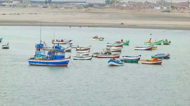 Spiaggia Peruviana Con Locali Barche Pesca Nella Baia Salaverry Perù — Video Stock