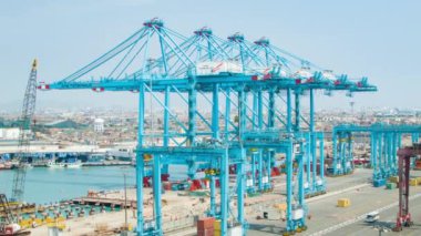 Büyük Mavi Endüstriyel Nakliye Vinçler Arka Plan Horizon Şehir Binaları ile Lima Peru Limanı'nda