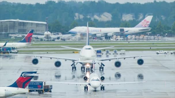 Atlanta Atl Airport Delta Airlines Airplane Action Com Boeing 747 — Vídeo de Stock