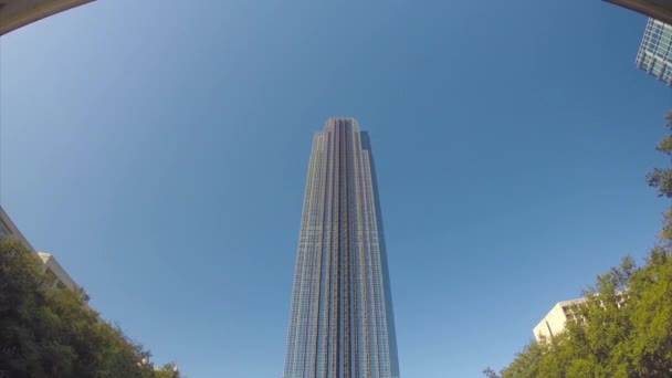 Башня Парк Уильямса Обрушились Хьюстоне Техас Солнечный День Людьми Grass — стоковое видео