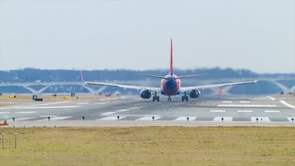 Südwest Fluggesellschaften Boing 737 Starten Vom Nationalen Flughafen Ronald Reagan — Stockvideo