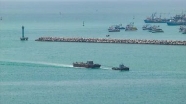 Lima Peru Port Boat Pasifik Okyanusu Su Balıkçı Tekneleri ile Liman Girişinde Mavna Çekme