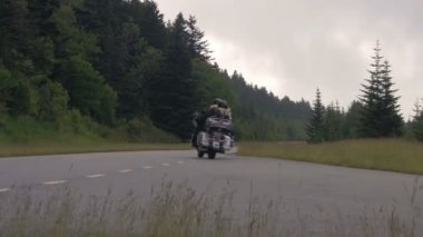 İki Motosiklet ve bir Kamyon Bir Overlook gelen Blue Ridge Parkway katılmadan. Batı Kuzey Carolina Asheville ve Waynesville arasında Blue Ridge Parkway üzerinde En Yüksek Yükseklik işareti yakalanan.