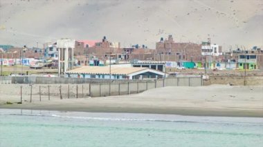 Arka Planda Çöl Tepeleri ile Salaverry Peru Küçük Kasaba Beachfront Balıkçılık Topluluğu