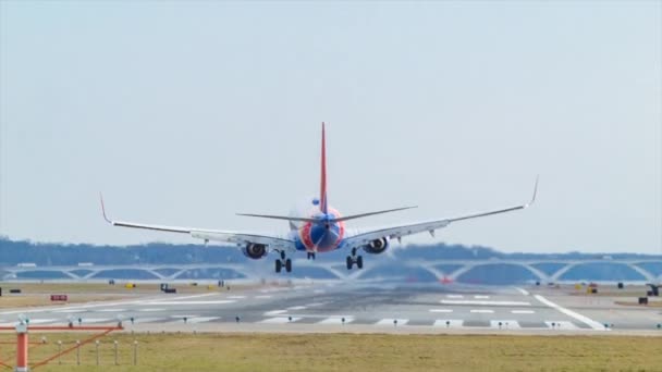 西南航空公司喷气式飞机降落在华盛顿罗纳德 里根国家机场跑道 — 图库视频影像