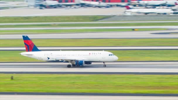 Delta Airlines Airbus A320 Breken Landing Landingsbaan Internationale Luchthaven Hartsfield — Stockvideo