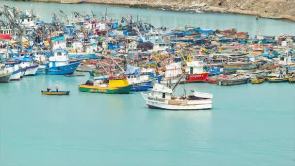 多くのカラフルなボートが一緒に港の水に浮かぶリマペルーの港で活気に満ちた漁船のシーン — ストック動画