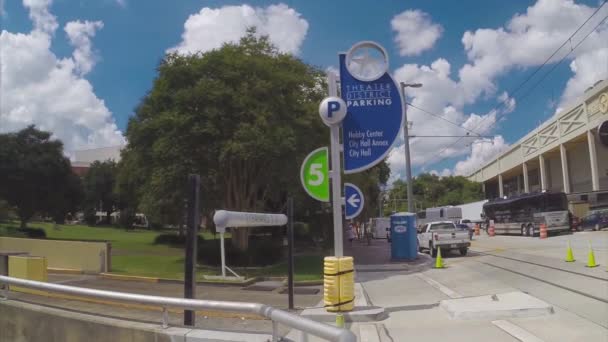 ホビーセンターと市役所の看板付きヒューストンテキサスシアターディストリクト駐車場入口 — ストック動画