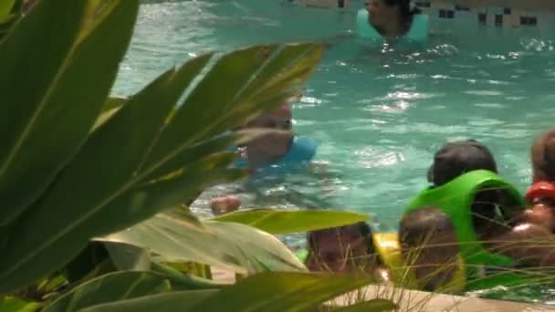フロリダ州オーランドのアクアティカウォーターパークで 速く流れる怠惰な川で泳ぐ認識できない人々のクローズアップ — ストック動画