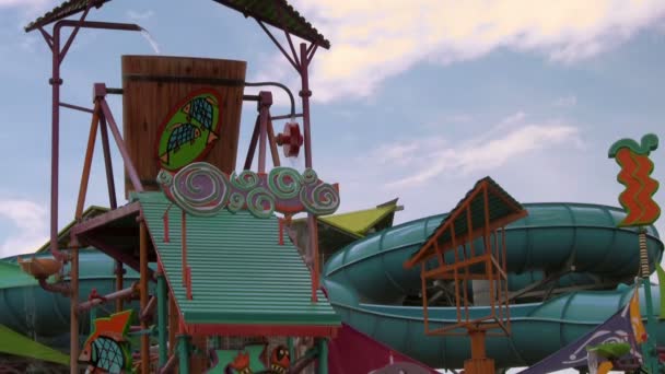 在奥兰多的水上乐园 一个装满水的大桶溅到儿童游乐区 — 图库视频影像
