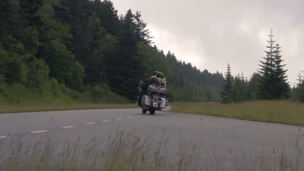 Dos Motocicletas Camión Uniéndose Blue Ridge Parkway Desde Mirador Capturado — Vídeos de Stock