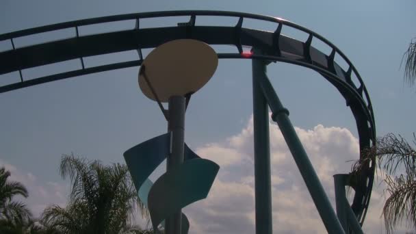 Panning Manta Flying Rollercoaster Speeds Ultimately Revealing Manta Logo Entrance — Stock Video