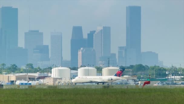 Letiště Houston Delta Regional Jet Popředí Velkoměsta Městské Budovy Skuscrínky — Stock video