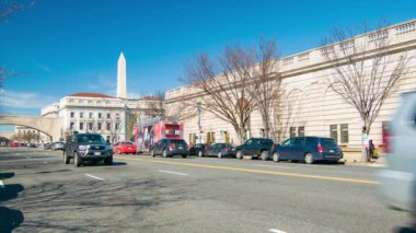 Washington Dc Independence Ave Araç Trafiği Ile Otomobil National Mall Binaları ve Memorial Arka Plan Boyunca Sürüş