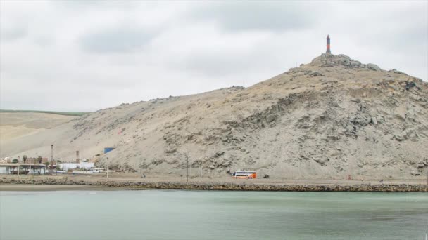 Duna Areia Montanha Com Farol Salaverry Peru Com Ônibus Turísticos — Vídeo de Stock