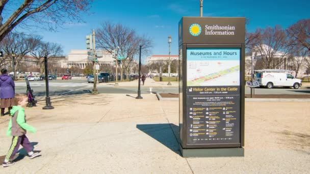 史密森尼学会博物馆和小时信息在华盛顿特区的公共场所与参观的人走在国家购物中心 — 图库视频影像