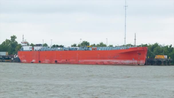 Generieke Ongemarkeerde Red Chemical Tanker Cargo Ship Aangemeerd Mississippi River — Stockvideo