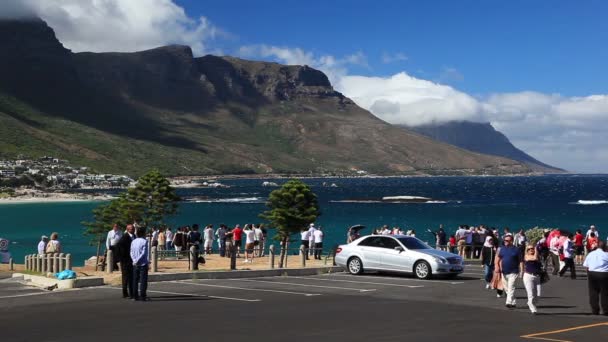 Una Parada Turística Con Muchos Viajeros Con Vistas Popular Bahía — Vídeo de stock