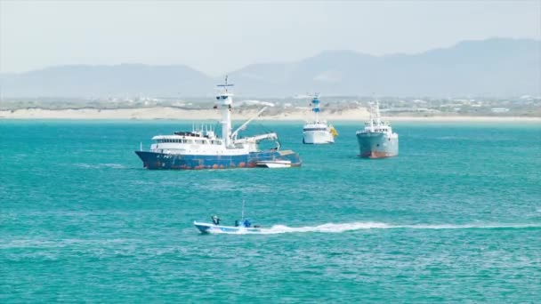 Рыбалка Лодки Заливе Рядом Манта Эквадор Крупным Планом Бирюзовой Воды — стоковое видео