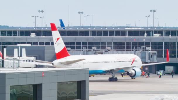 Austrian Airlines Boeing 767 Jet Airliner Arriving Terminal Gate Washington — Stock Video