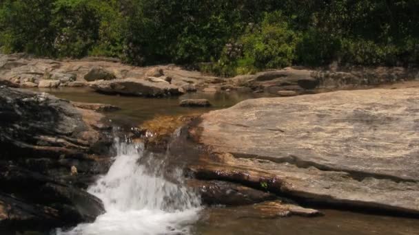 西ノースカロライナ州アッシュビルとウェインズビルの間のブルーリッジ山脈の川から自然の岩と石の上に飛び散る白い水 — ストック動画