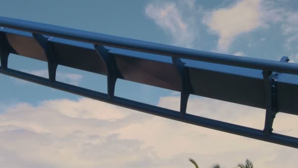 올랜도 플로리다의 씨월드 어드벤처 파크에서 날아다니는 롤러코스터 만타의 클로즈업 — 비디오