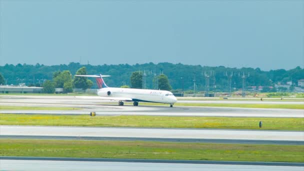 デルタ航空Md 88地域ジェット機 ハーツフィールド ジャクソン国際空港Atlでアトランタでタキシング — ストック動画