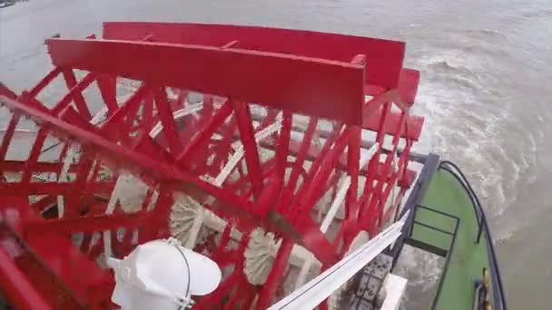 Gamla Trä Paddlewheeler Svarvning Brown Mississippi River Vatten Side View — Stockvideo