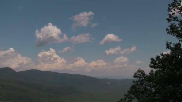 晴れと曇りの日にアパラチア山脈を横切ってパン 西ノースカロライナ州のアッシュビルとウェインズビルの間のブルーリッジパークウェイから見た — ストック動画