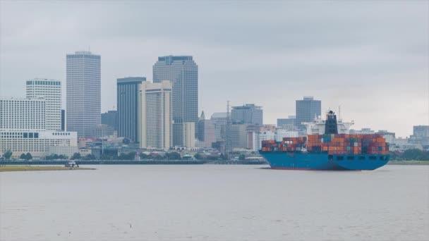 Genéricos Unmarked Cargo Freighter Ship Mississippi River Downtown New Orleans — Vídeo de Stock