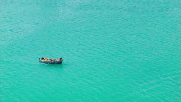Malý Místní Rybářský Člun Veslování Velké Tyrkysové Oceánské Vody Během — Stock video