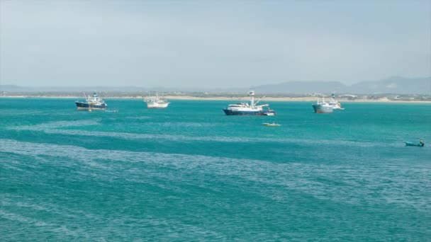 Vissersboten Baai Buurt Van Manta Ecuador Met Turquoise Stille Zee — Stockvideo