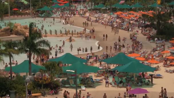 Dlouhá Střela Oblasti Plážového Bazénu Mnoha Návštěvníky Orlandu Floridského Vodního — Stock video